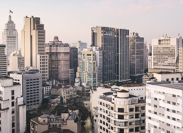 Top view of the city of São Paulo, in black and white, with several buildings of different sizes side by side